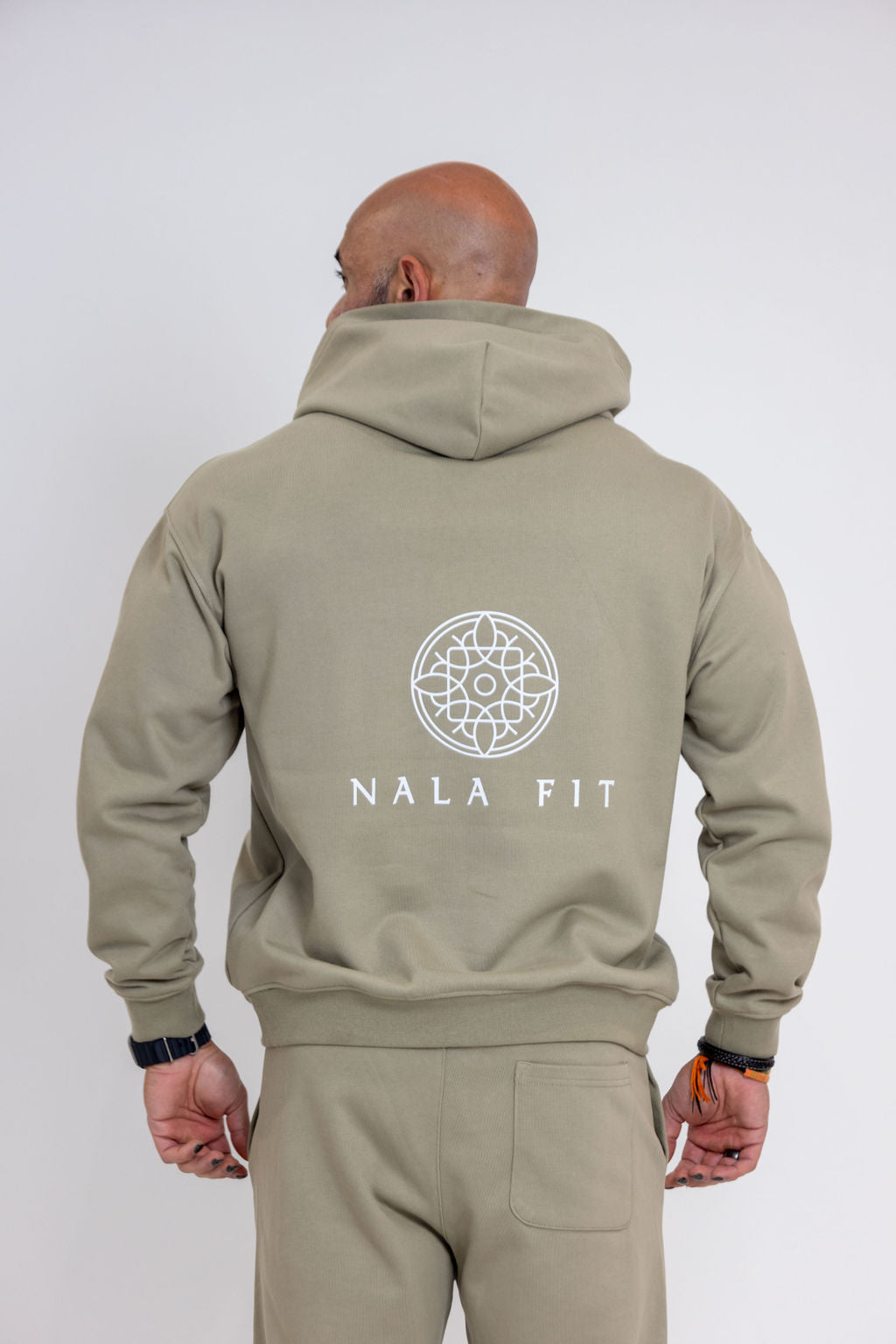 Sahara Hoodie - Sage Dune
80% cotton, 20% polyester
440gsm cotton 
Made in China 
Hand wash
Pull-on styling
Attached hood with front and back printed logo 
Front pocket 
Oversized weighted  jersey fabric