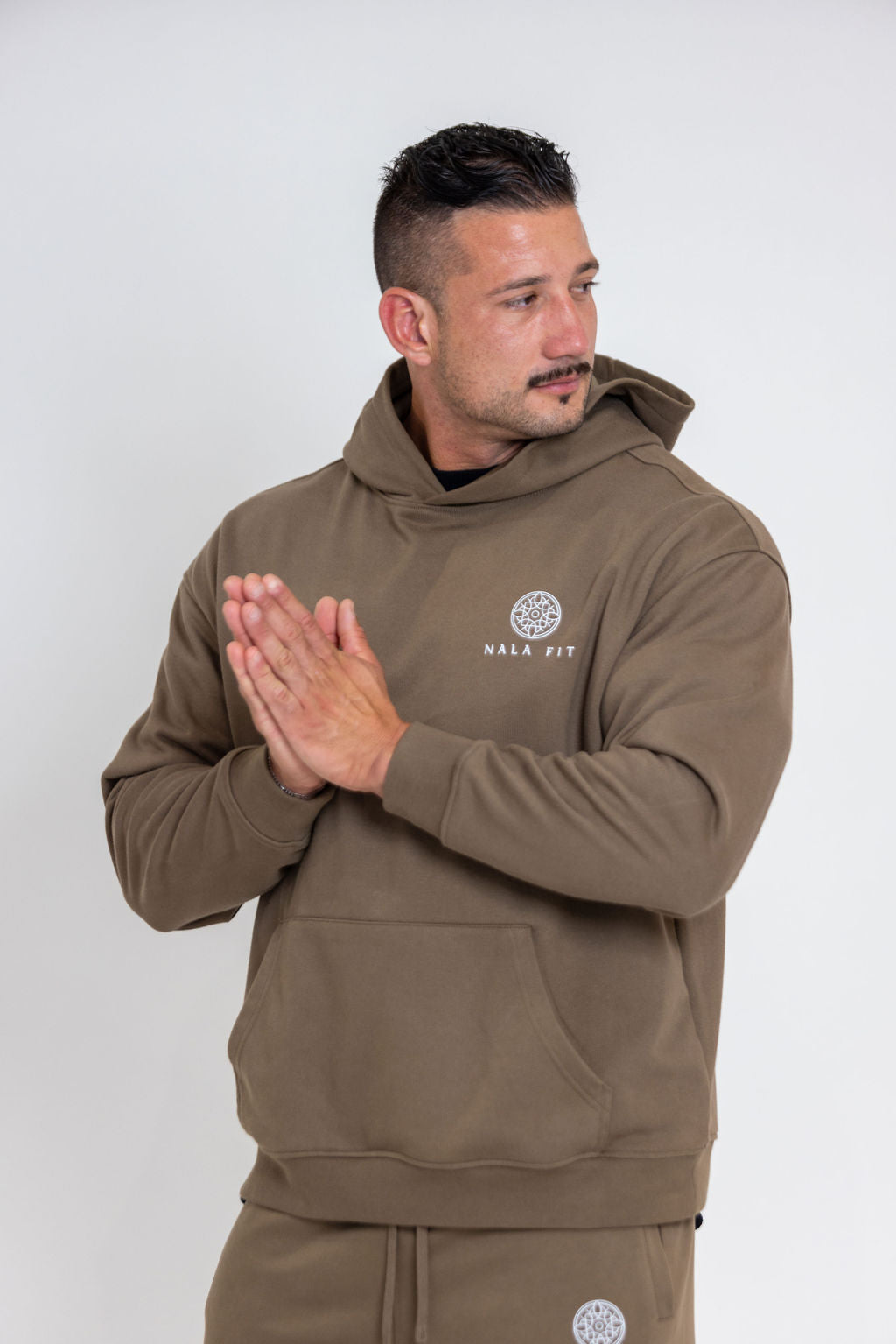 Sahara Hoodie - Dune Mocha
80% cotton, 20% polyester
440gsm cotton 
Made in China 
Hand wash
Pull-on styling
Attached hood with front and back printed logo 
Front pocket 
Oversized weighted  jersey fabric