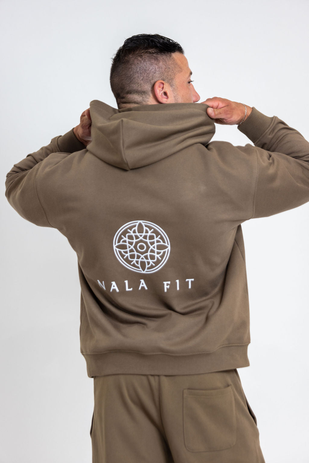 Sahara Hoodie - Dune Mocha
80% cotton, 20% polyester
440gsm cotton 
Made in China 
Hand wash
Pull-on styling
Attached hood with front and back printed logo 
Front pocket 
Oversized weighted  jersey fabric